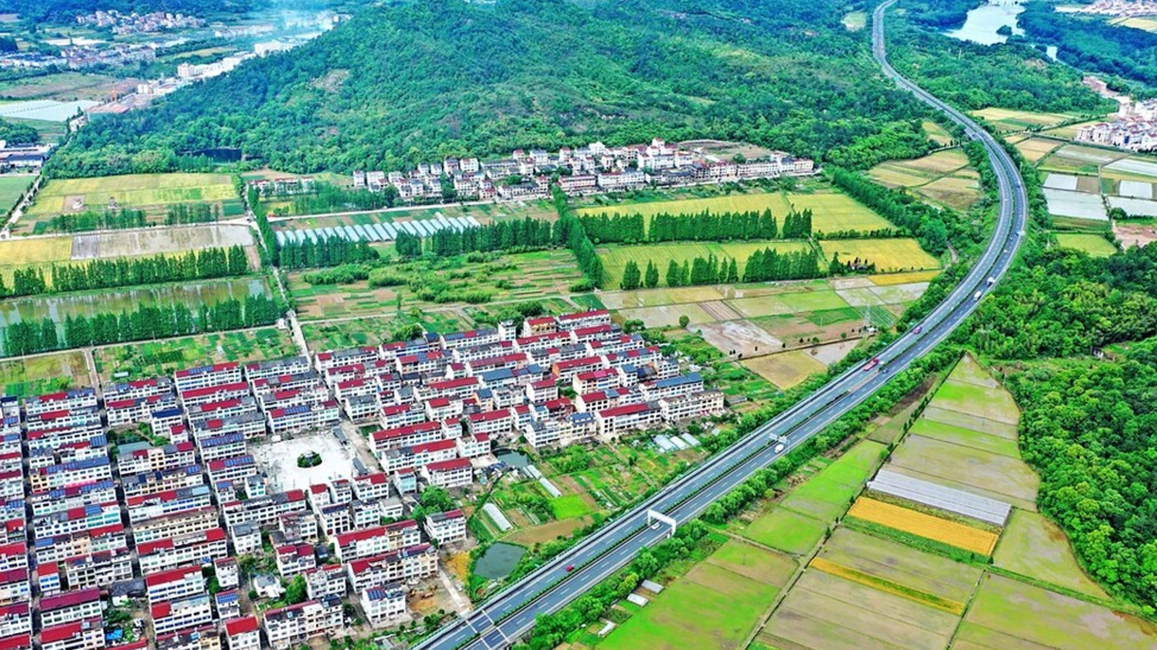 浙江临海市永丰镇的稻田与村庄,河流,青山构成了一幅美丽的田园山村