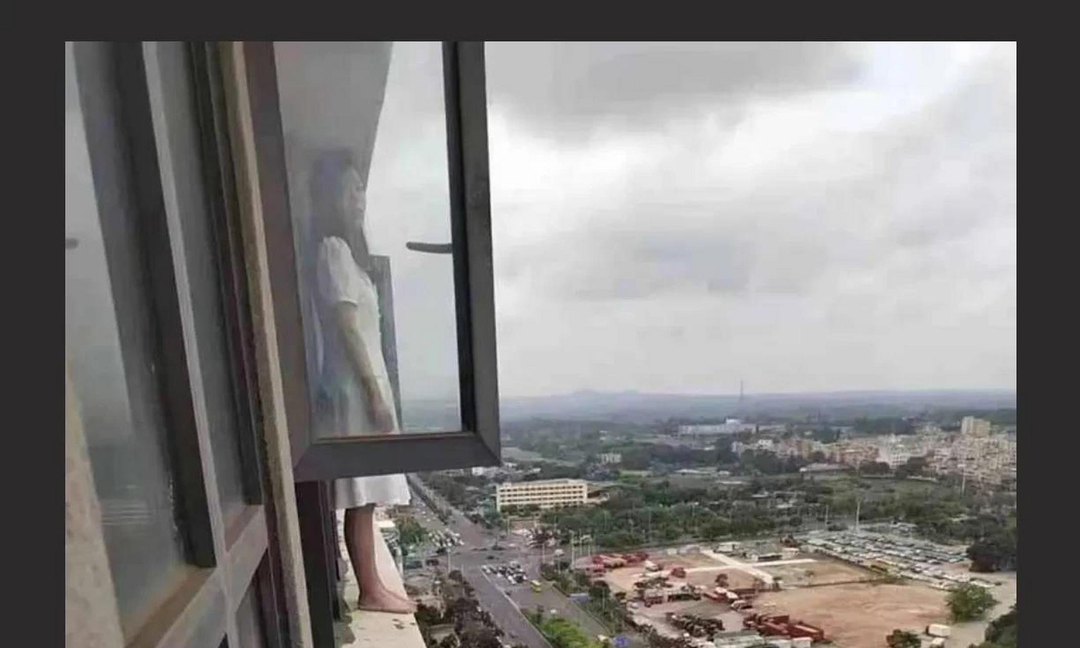 海口# 近日,海南海口市万达广场发生了一起女子跳楼事件,据媒体报道