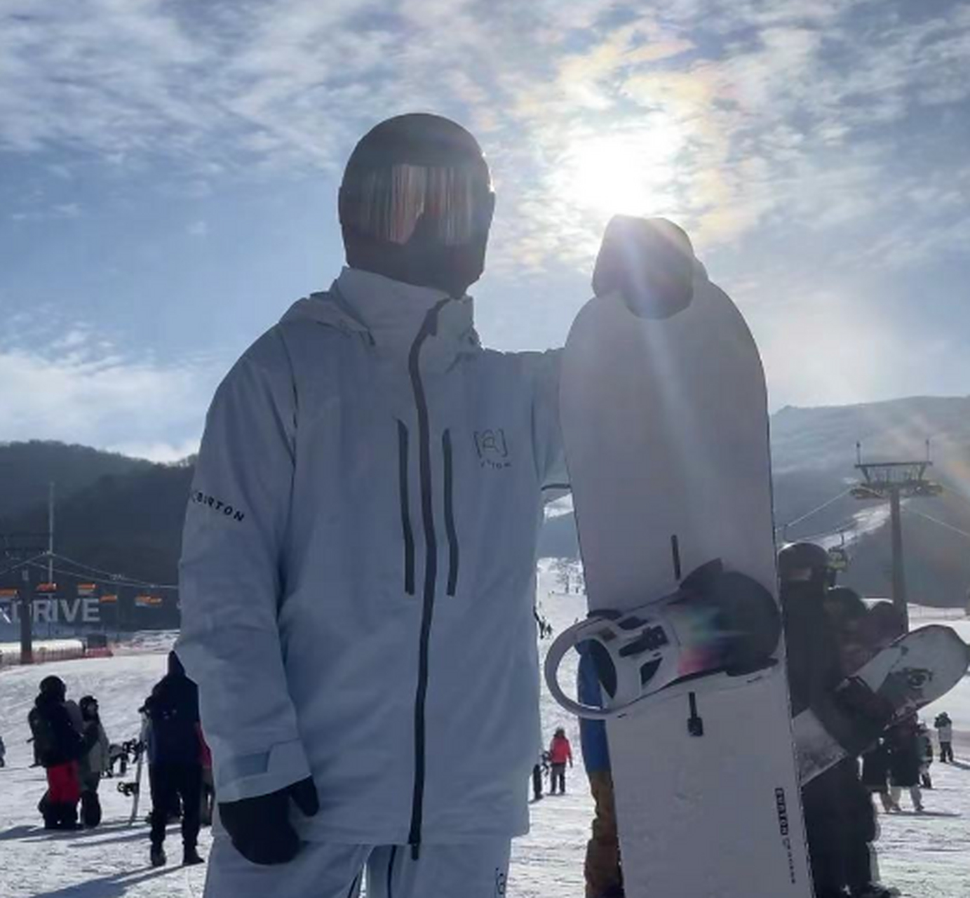 因贾乃亮和李小璐都现身滑雪场了,因此很多人都在猜测是他们一家三口