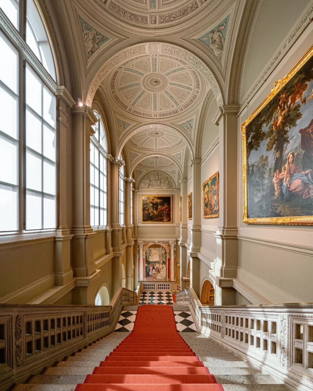 百年前欧洲贵族城堡中华丽的旋转楼梯  百年前欧洲贵族城堡中的华丽