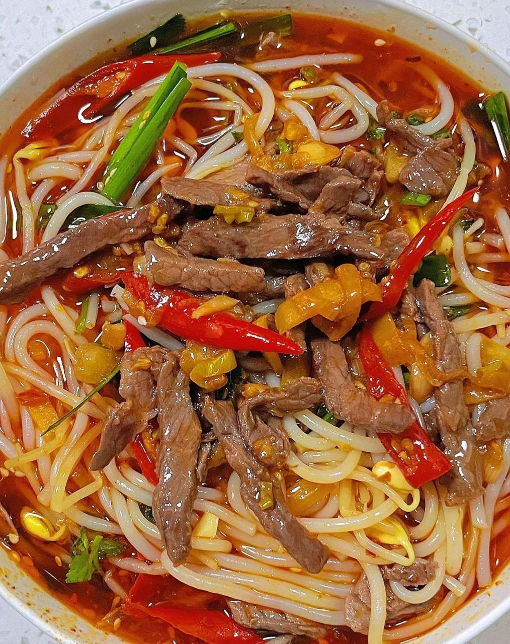 怎么会有这么好吃的泡椒牛肉米线做法: 1牛里脊洗净,逆着纹路切粗丝