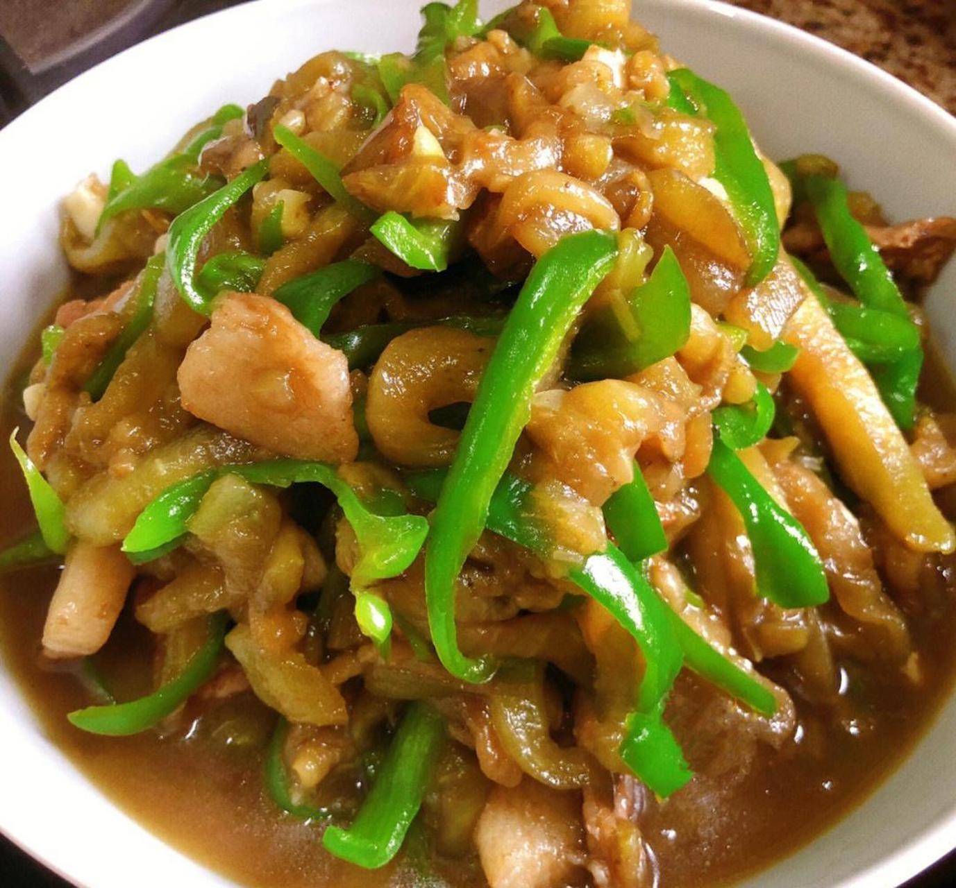 清香版青椒茄子炒肉,清香版青椒茄子炒肉 准备:青椒茄子五花肉 大料瓣