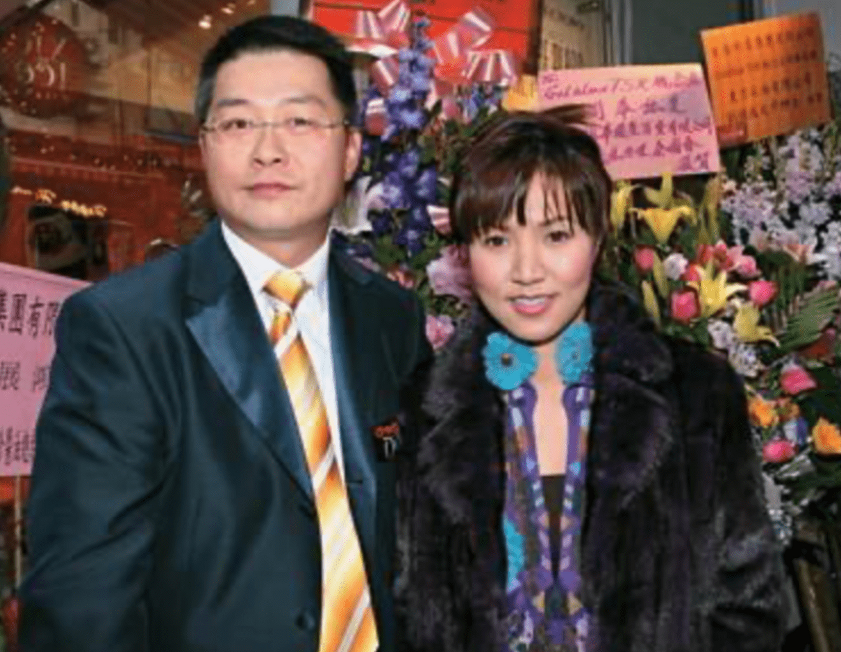 被17岁儿子抱起满脸兴奋,离婚后独自抚养子女  #48岁黎瑞恩复出被批