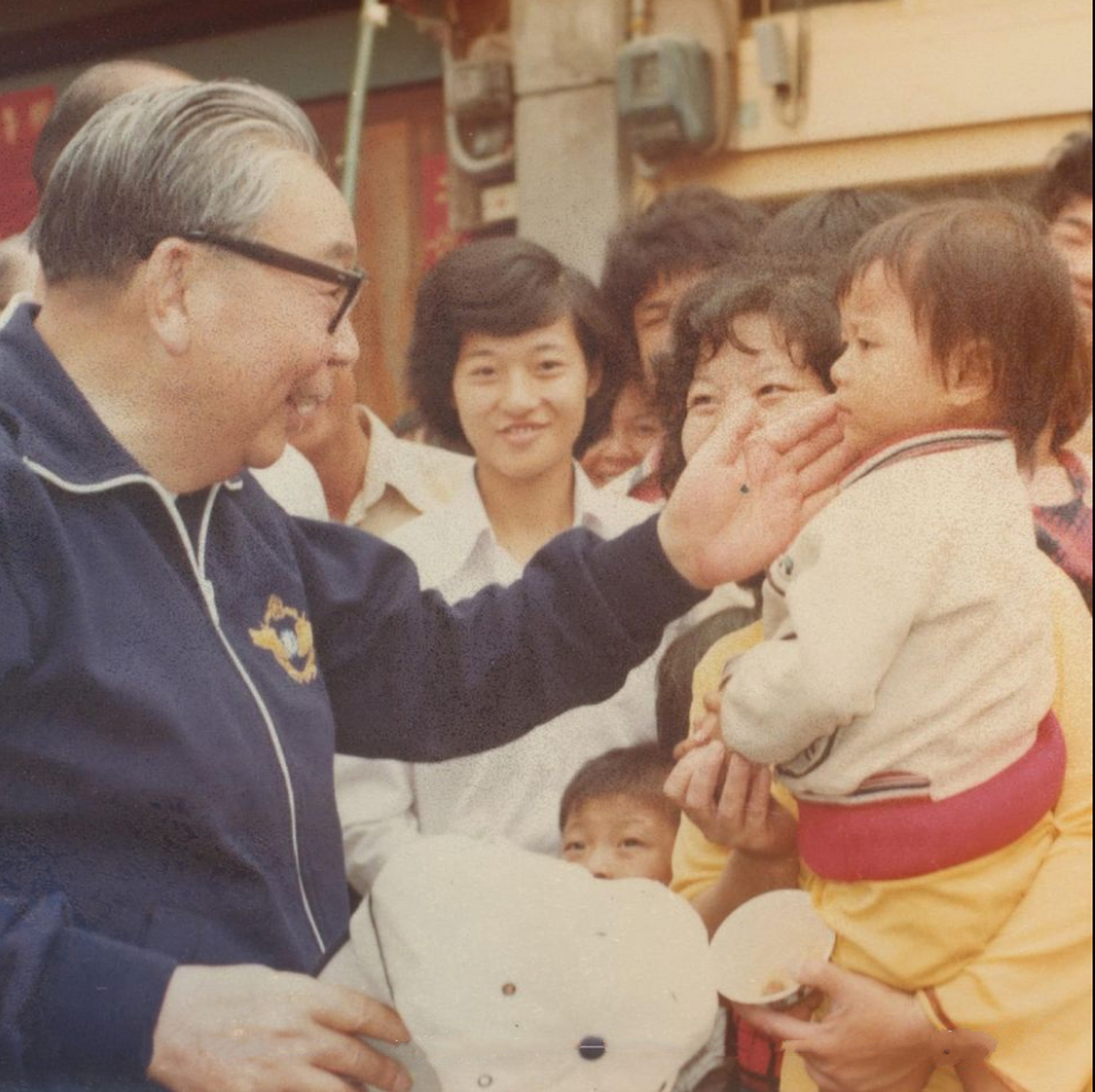 蒋万安的祖父蒋经国老照片:与小朋友们打招呼.