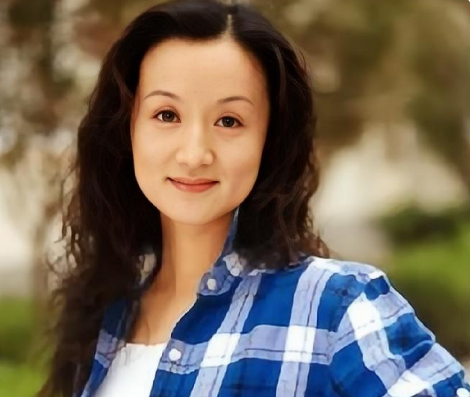 2009年,演员杨昆回到老家,与自己的亲戚借钱,亲戚质疑地问.