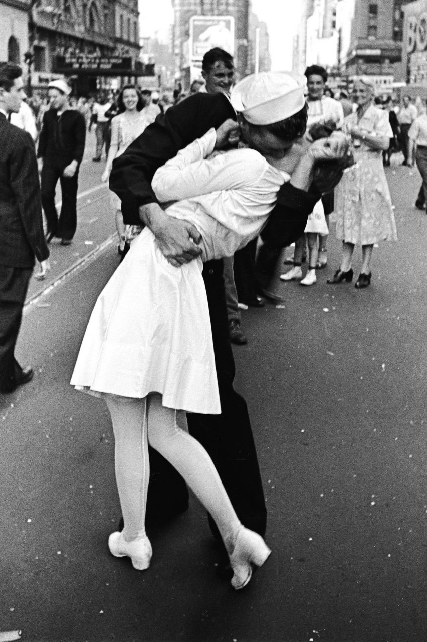 二战著名vj日亲吻照片,但其实早有出处  1945年,西方世界庆祝德国的