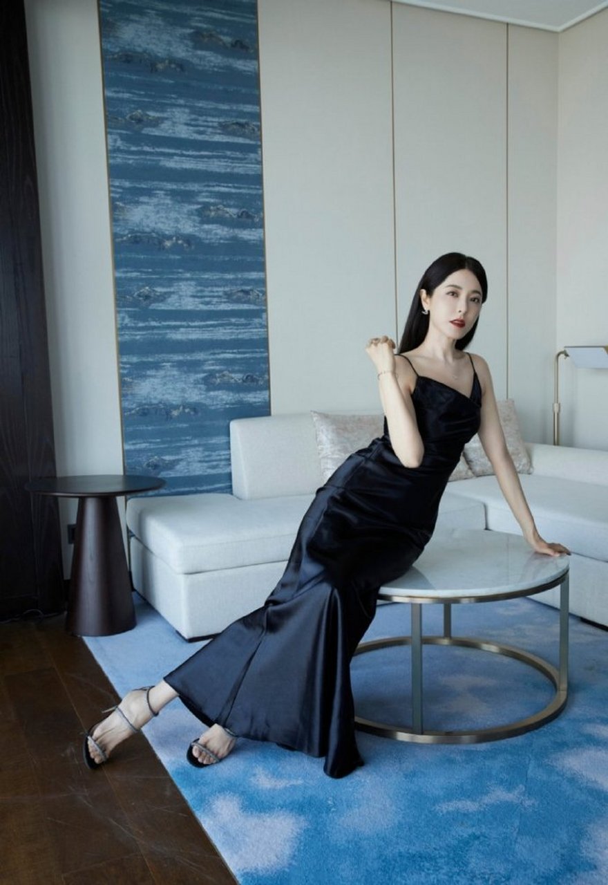 曾黎展现时尚与性感,穿着黑色吊带彰显女人气质.