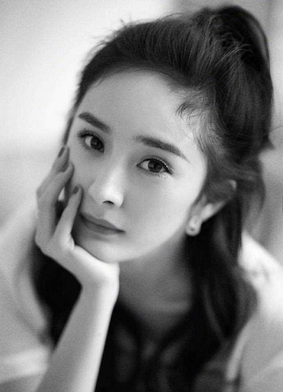 也许是钱给少了,"炸捐"杨幂在综艺"王牌"上连水都不愿沾,网友评价:"