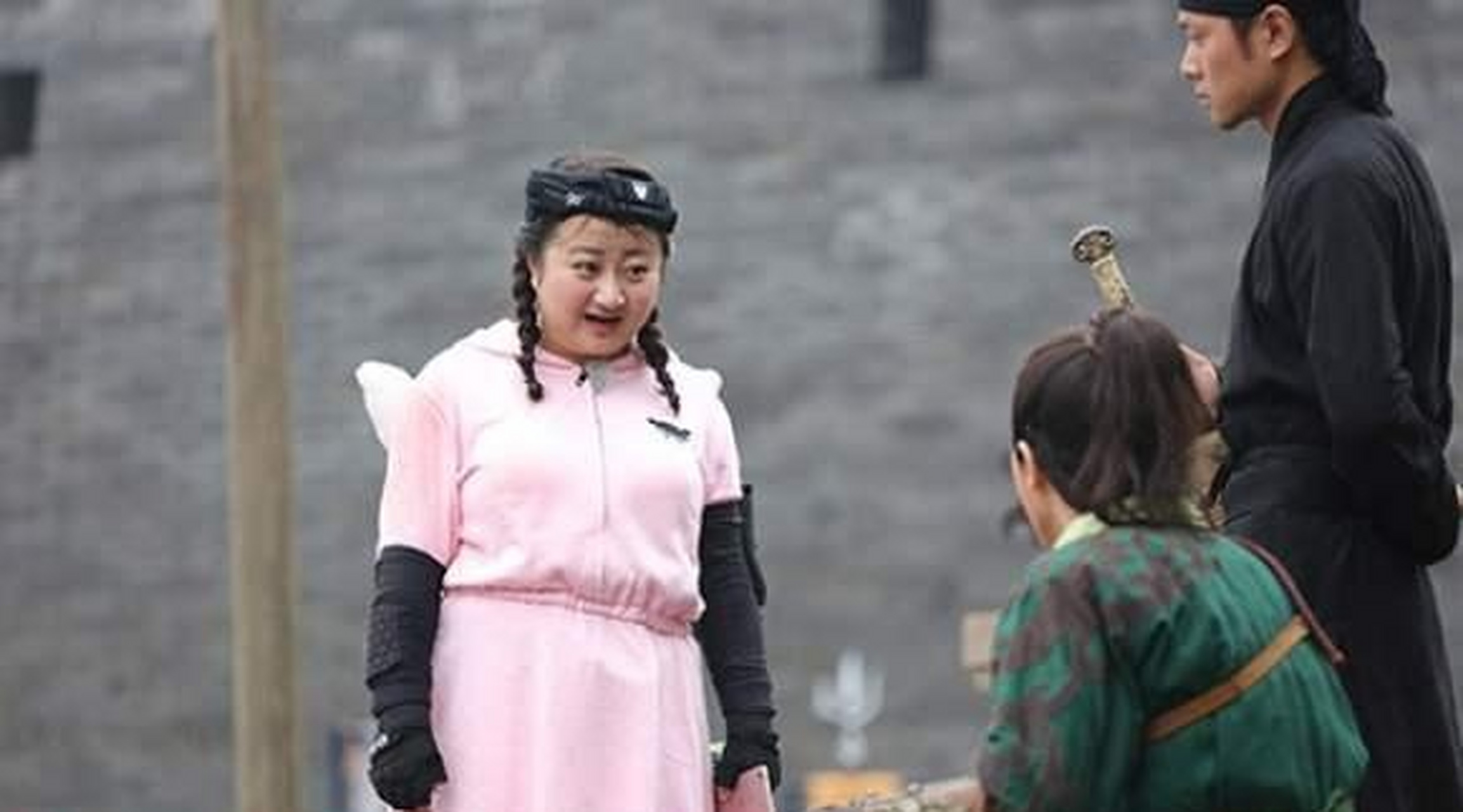 一次,臧洪娜和李沁去泰国玩,并发博配文:"一个像夏天一个像秋天,却总
