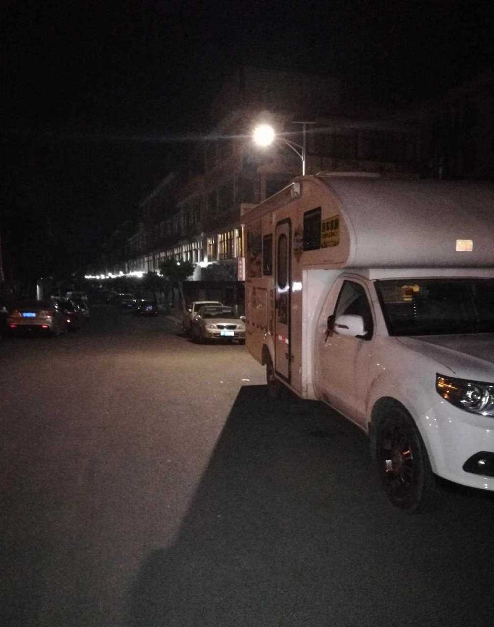 今晚睡在玉溪北城镇街头.[顶] 环境安静,有监控还有路灯.