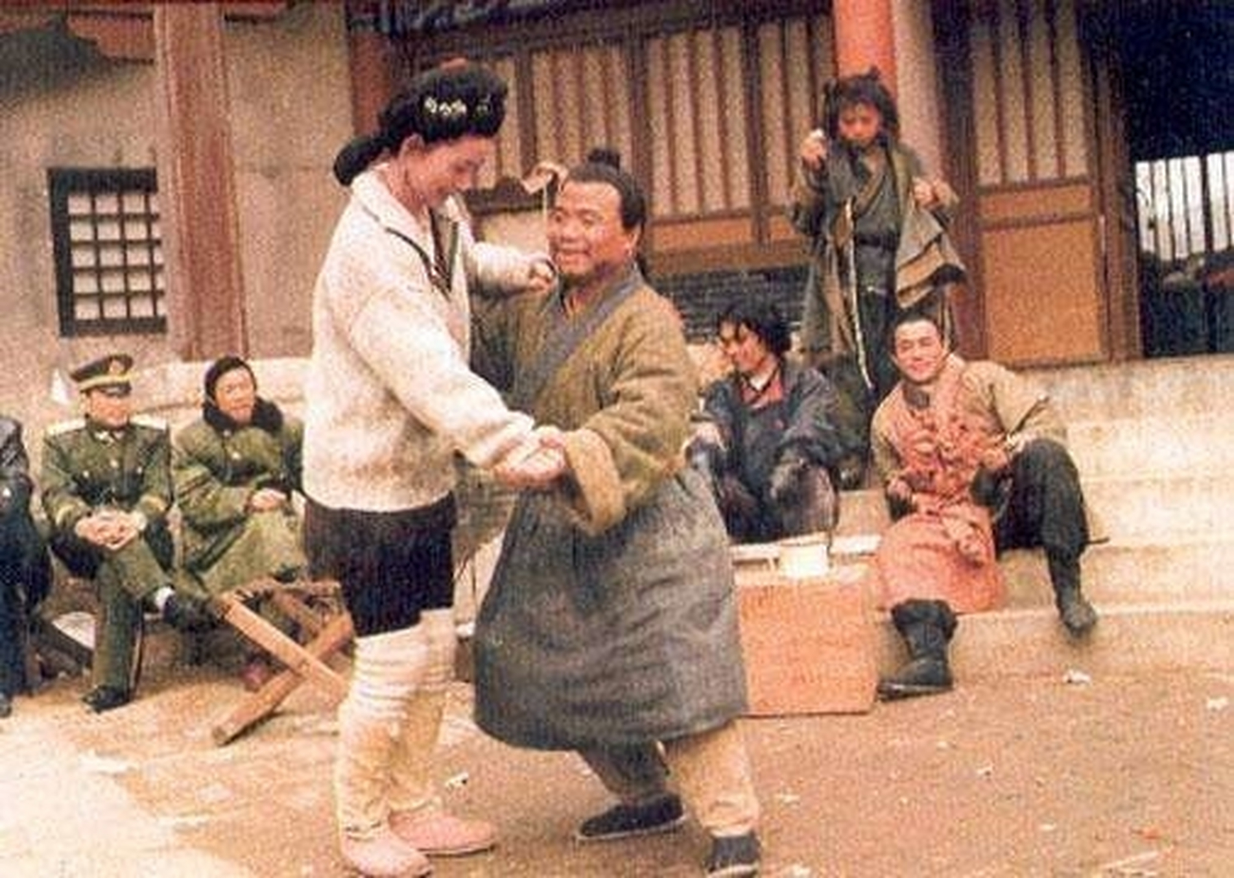 武大郎扮演者宋文华,美女媳妇惹大家羡慕 他叫宋文华,和很多人艺人一