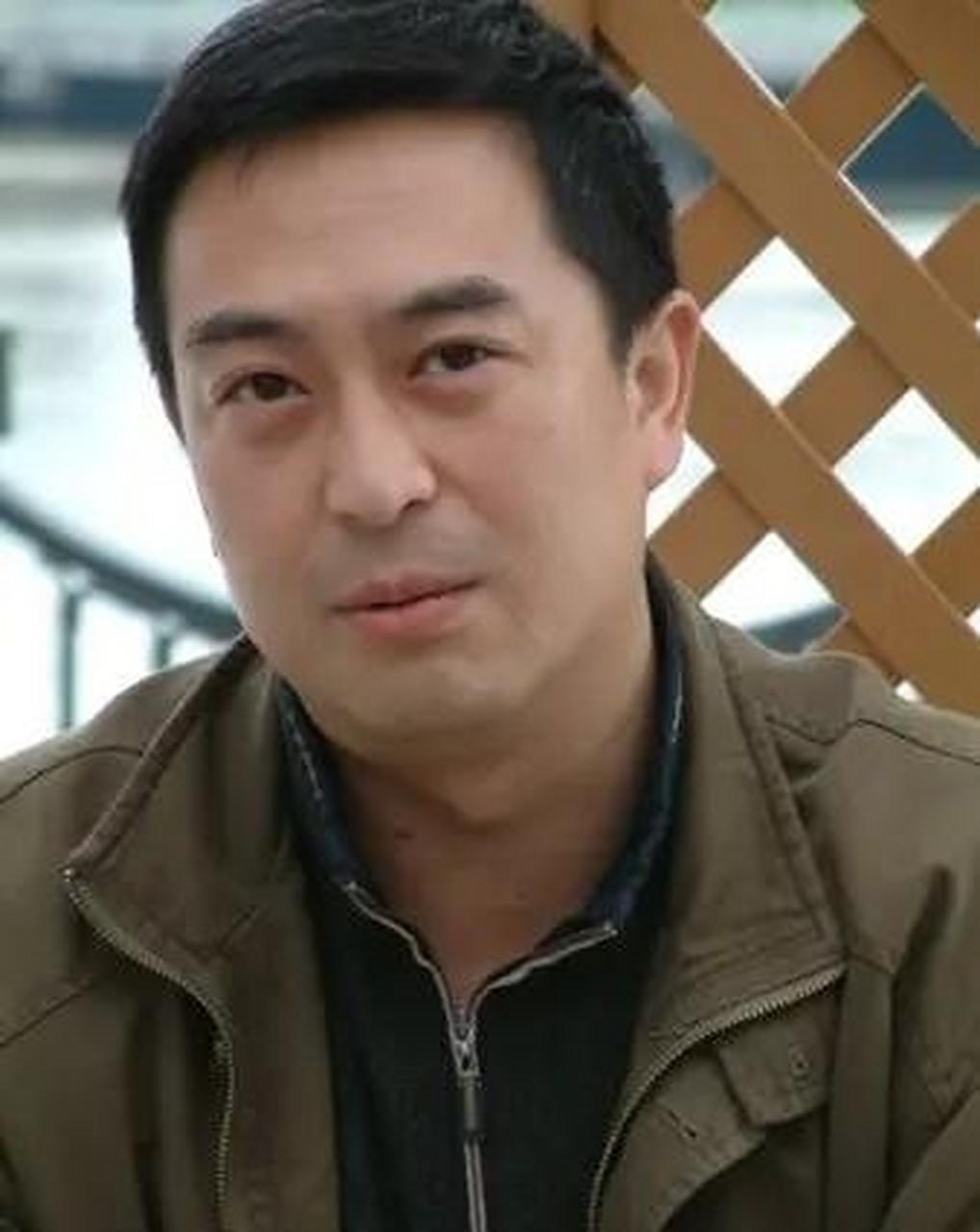 有一次,孙浩去张嘉译家吃饭,张嘉译突然说:"浩子,你现在混得不行啊.