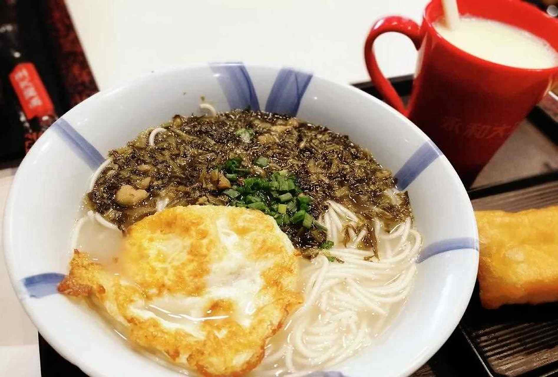 赶机,在机场吃一碗雪菜肉丝鸡蛋面套餐.