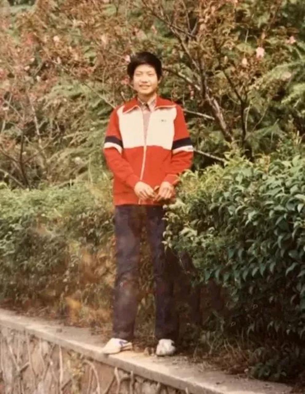 1988年,一个年轻的雷军考入了武汉大学.