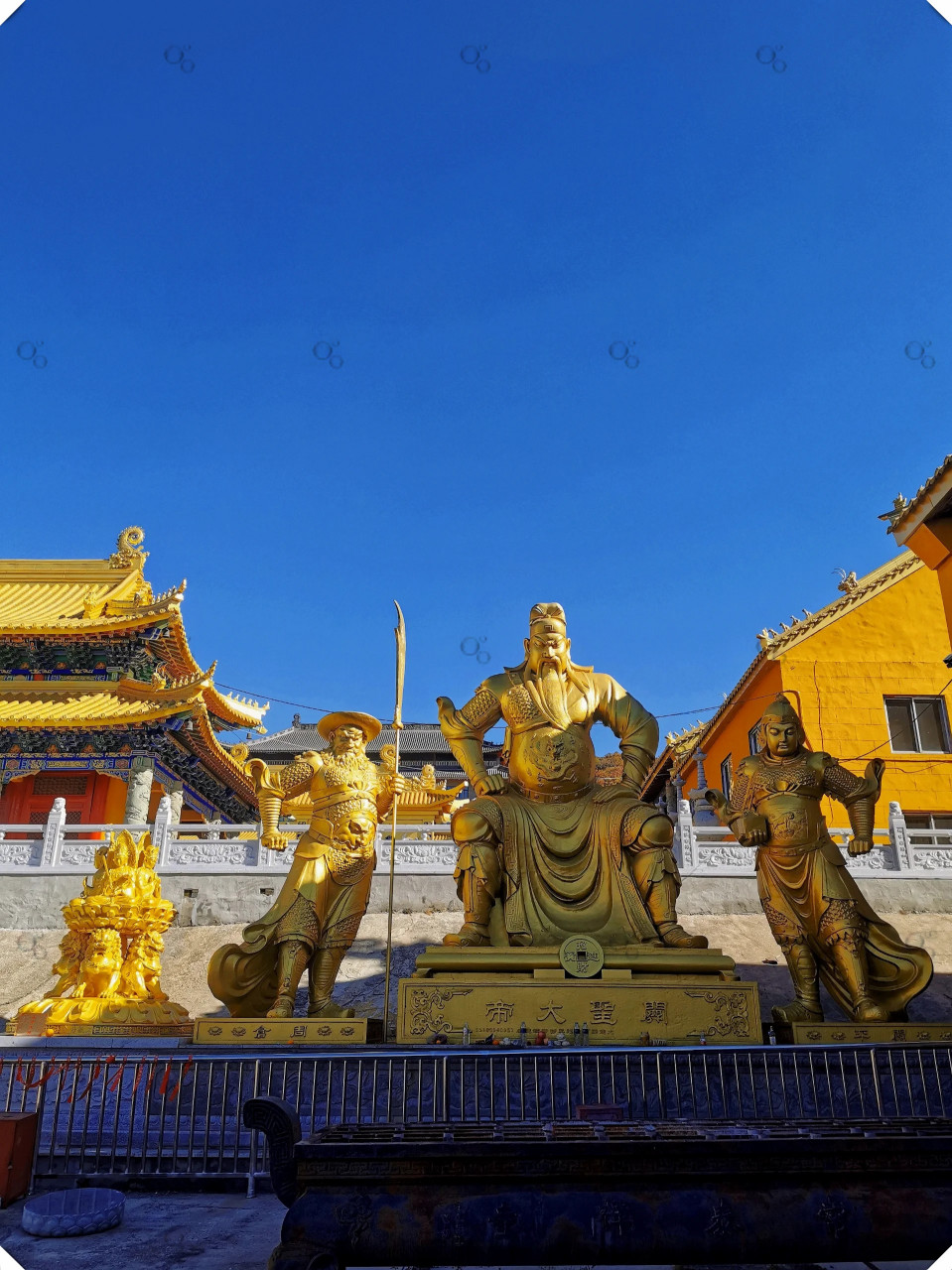 常泰寺位于昌图县太阳山风景区,四面环山,临太阳湖,景色如画.