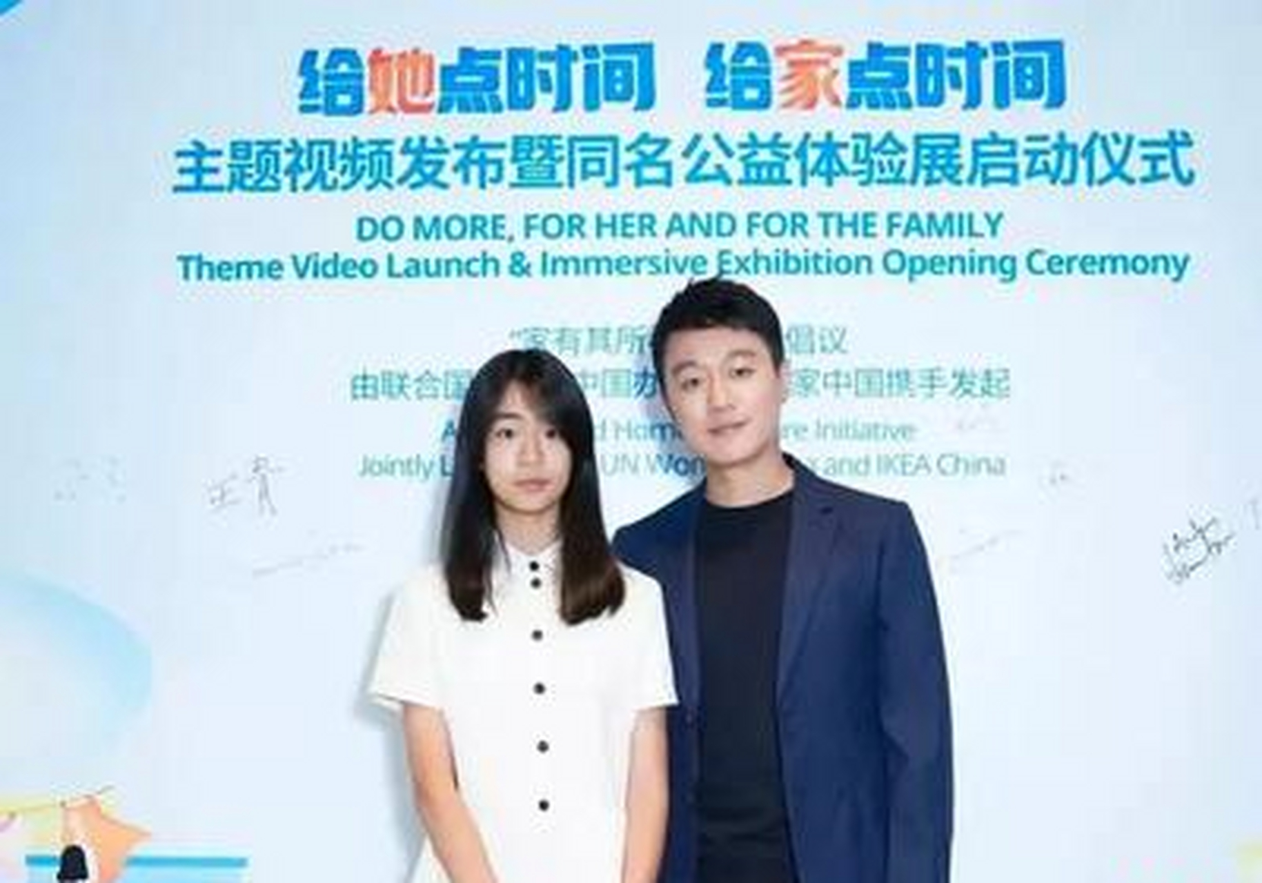 佟大为的女儿佟知霏,如今13岁身高就窜到1米7,身