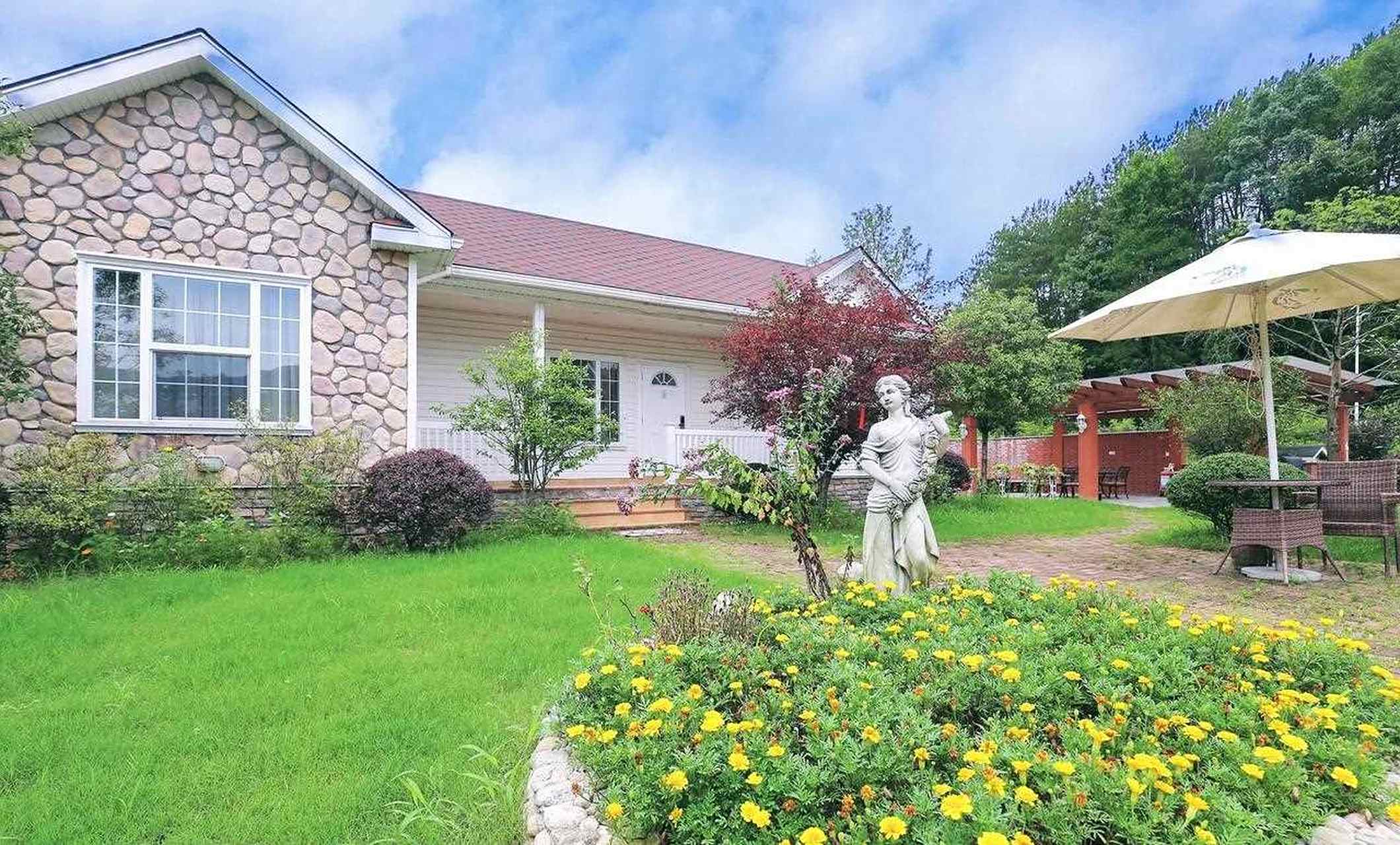 来到罗田的燕儿谷景区,罗田燕儿谷位于大别山南麓的罗田县骆驼坳镇