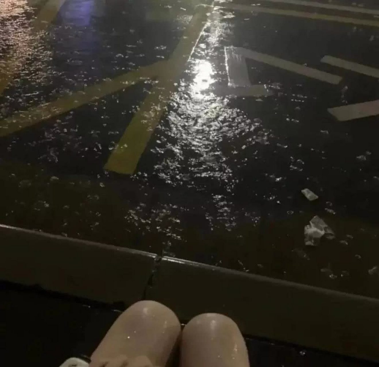 雨很大,但没有我哥那么大,你女朋友还在外面淋着雨