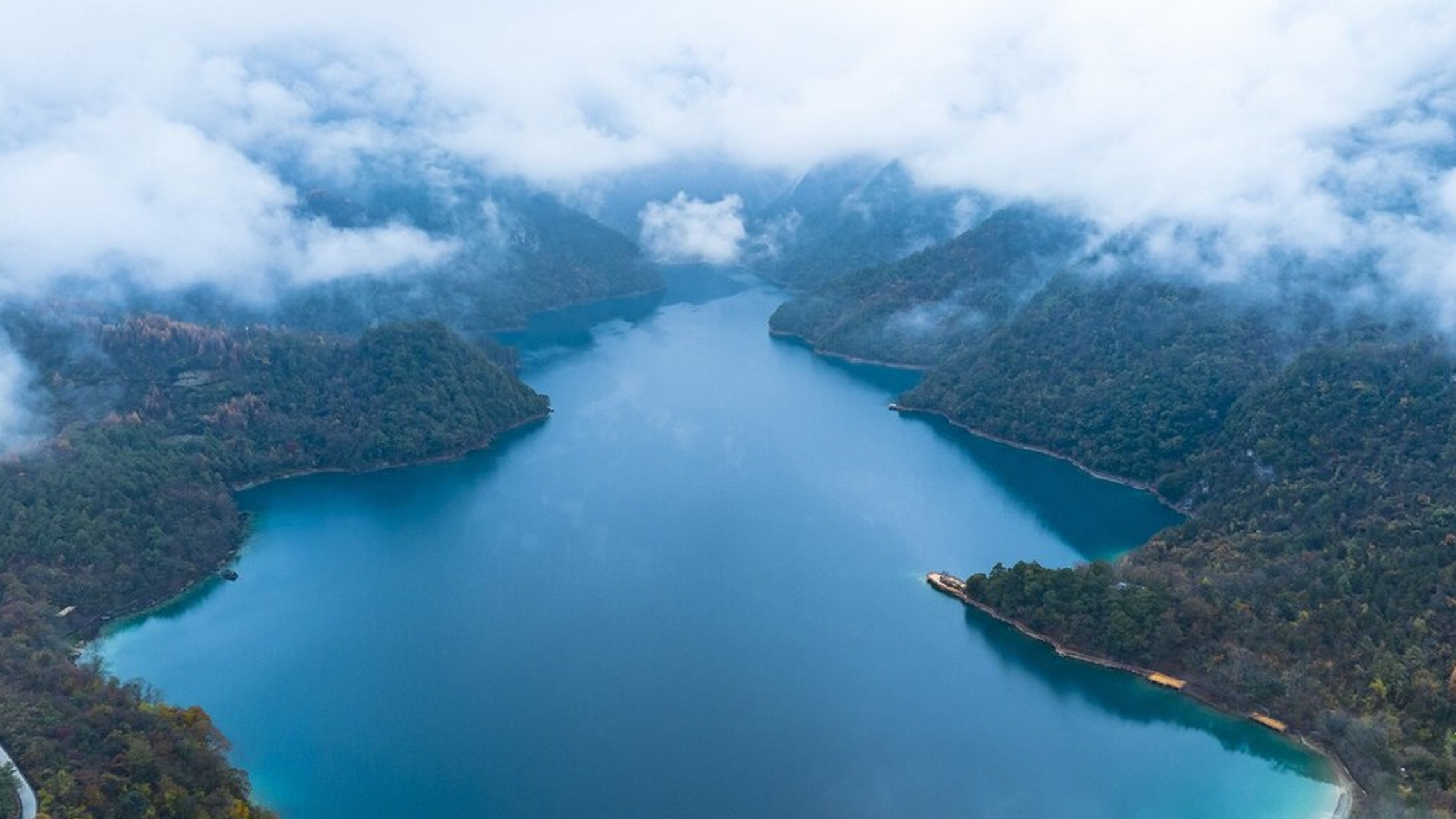 甘肃陇南,雨后的天池国家森林公园风景如画,初冬时节,仍然是千山红遍