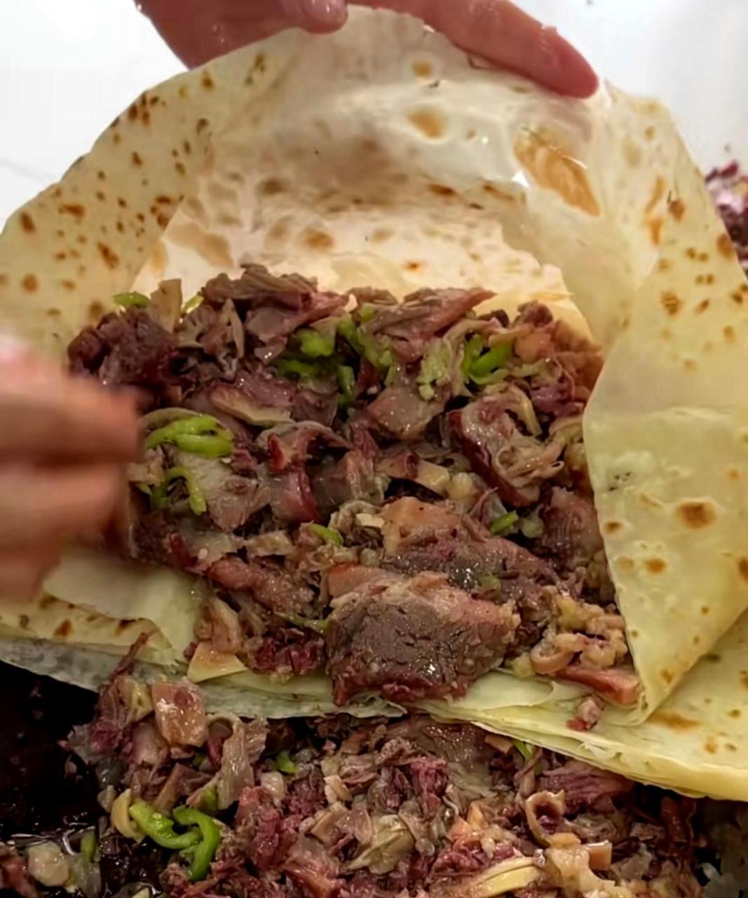 这家大饼卷肉真实惠,卷了这么多肉!