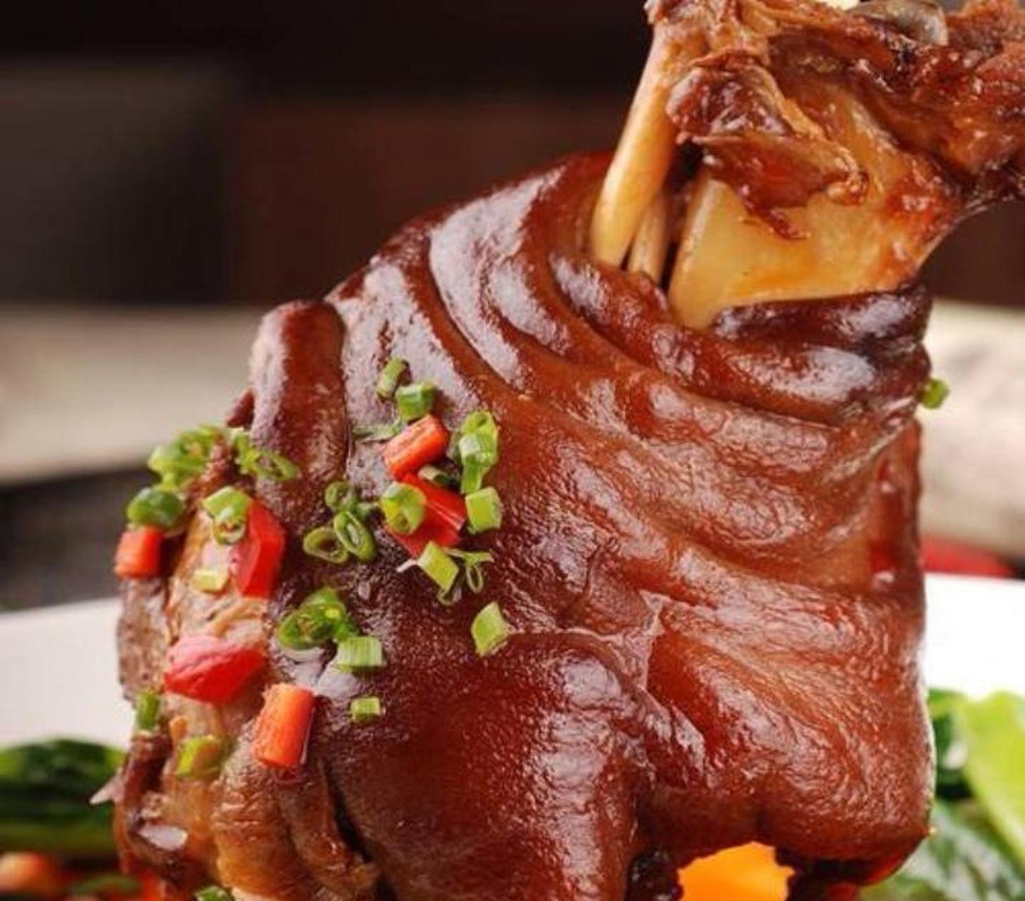 太康肘子是用上等猪肘,辅以特制名贵材料和独特制作工序,特点是肥而不