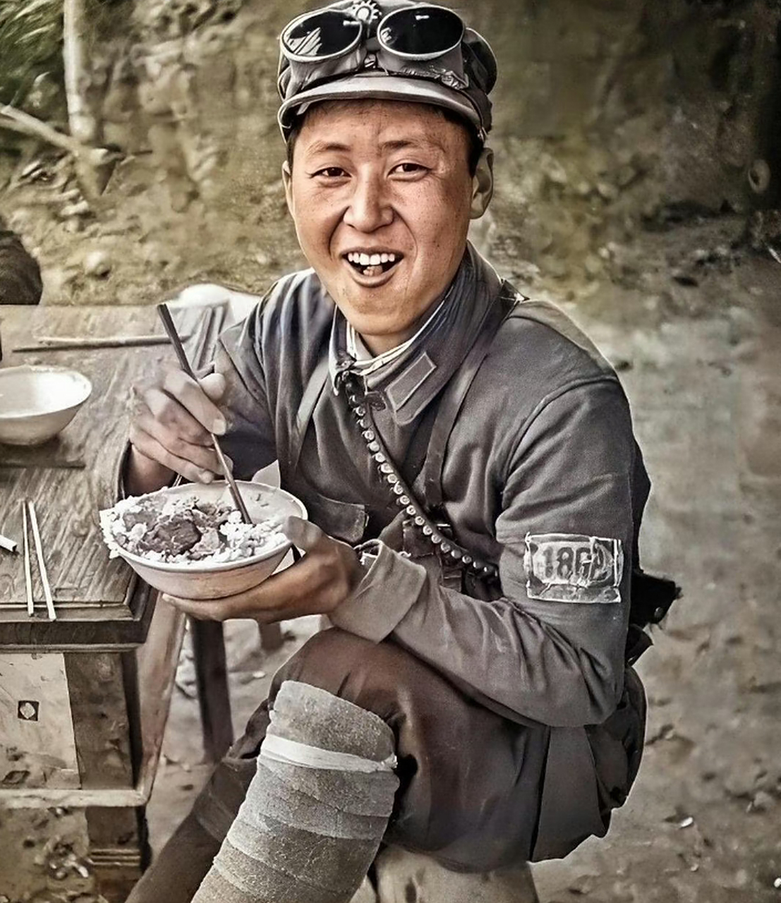 1944年,延安一位八路军战士在吃饭,满脸笑容!