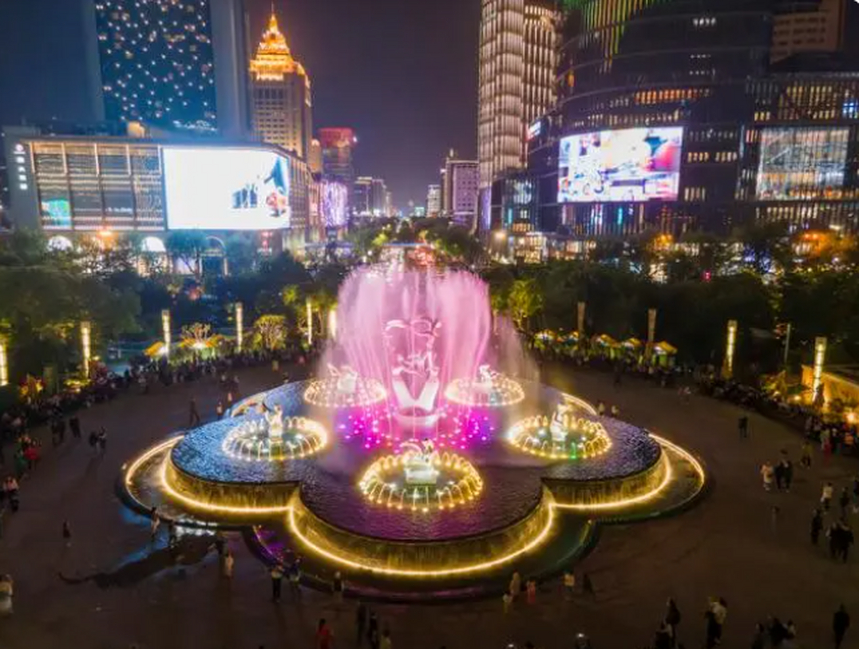 最近,杭州武林广场"八少女"音乐喷泉阔别三年后重新喷放,再度成为杭州