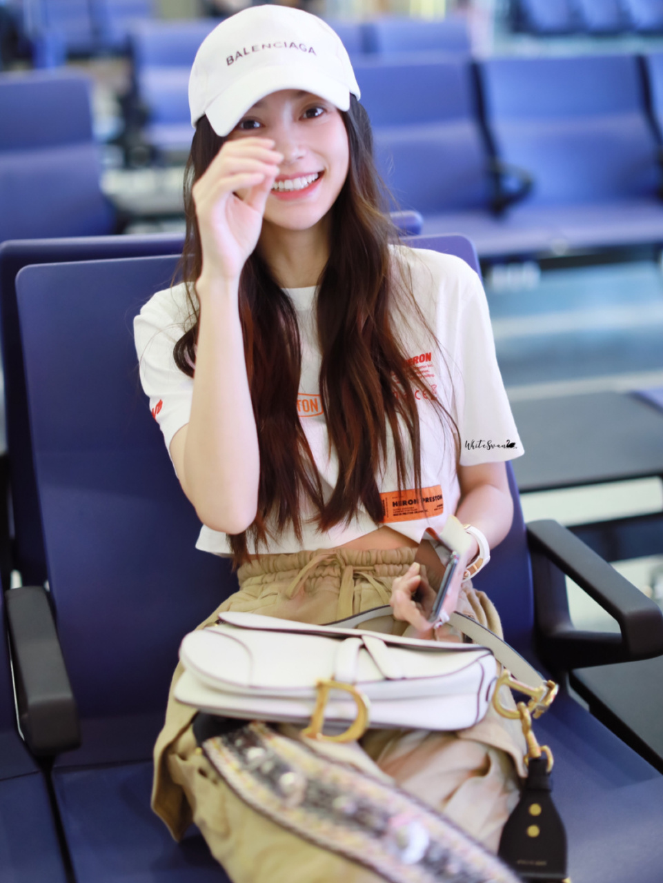 笑的也太甜了吧 angelababy机场私服穿搭分享 baby和粉丝互动笑得太甜