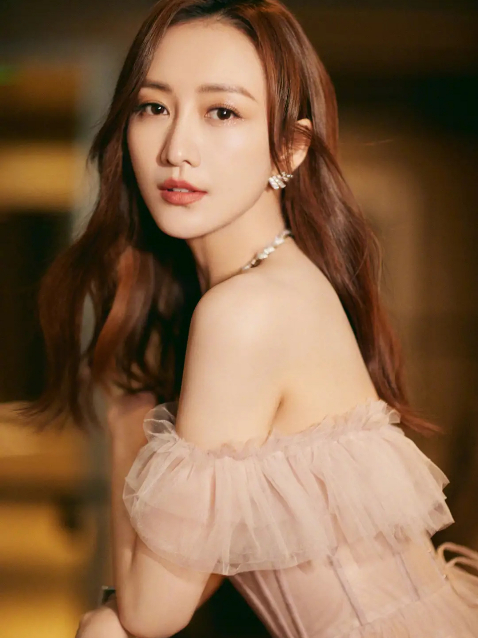 甜美淑女范太上头 王鸥的纱裙露出了漂亮的肩颈曲线,让人欲罢不能.