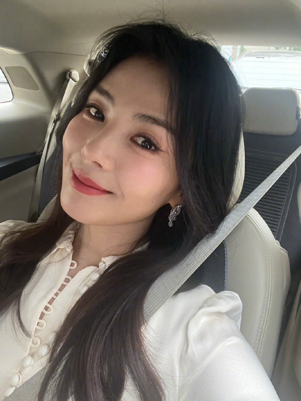 刘涛八字刘海优雅随性,皮肤光滑白里透红,涛姐状态真好