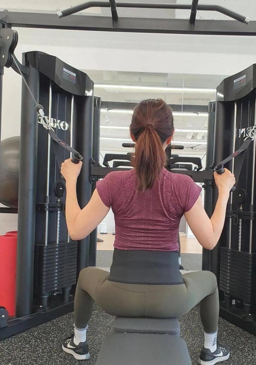 gif创作人# 演员李哈妮晒自己健身照片,要知道,这可是位怀孕35周的女