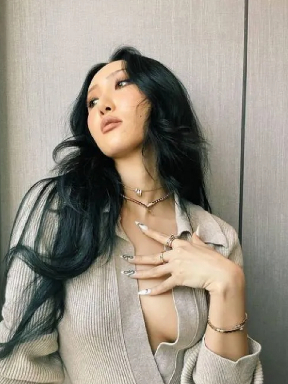 韩国女歌手华莎在大学校园表演中的举动引起了人们的关注和争议.