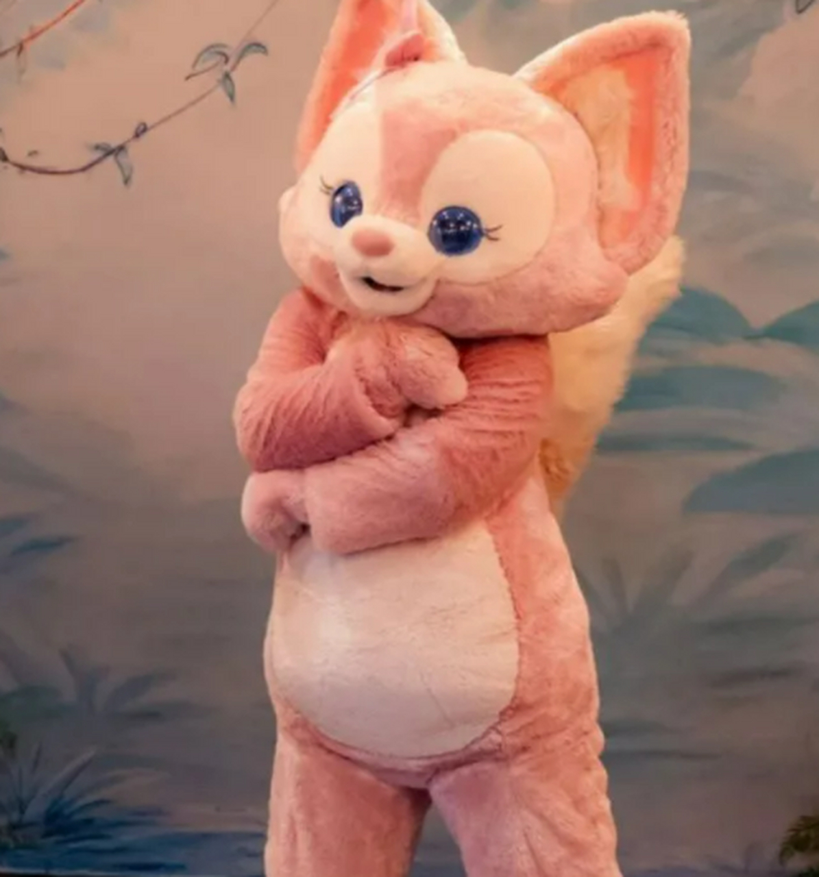 上海迪士尼"玲娜贝儿"人偶被游客拍头部,警方已展开调查