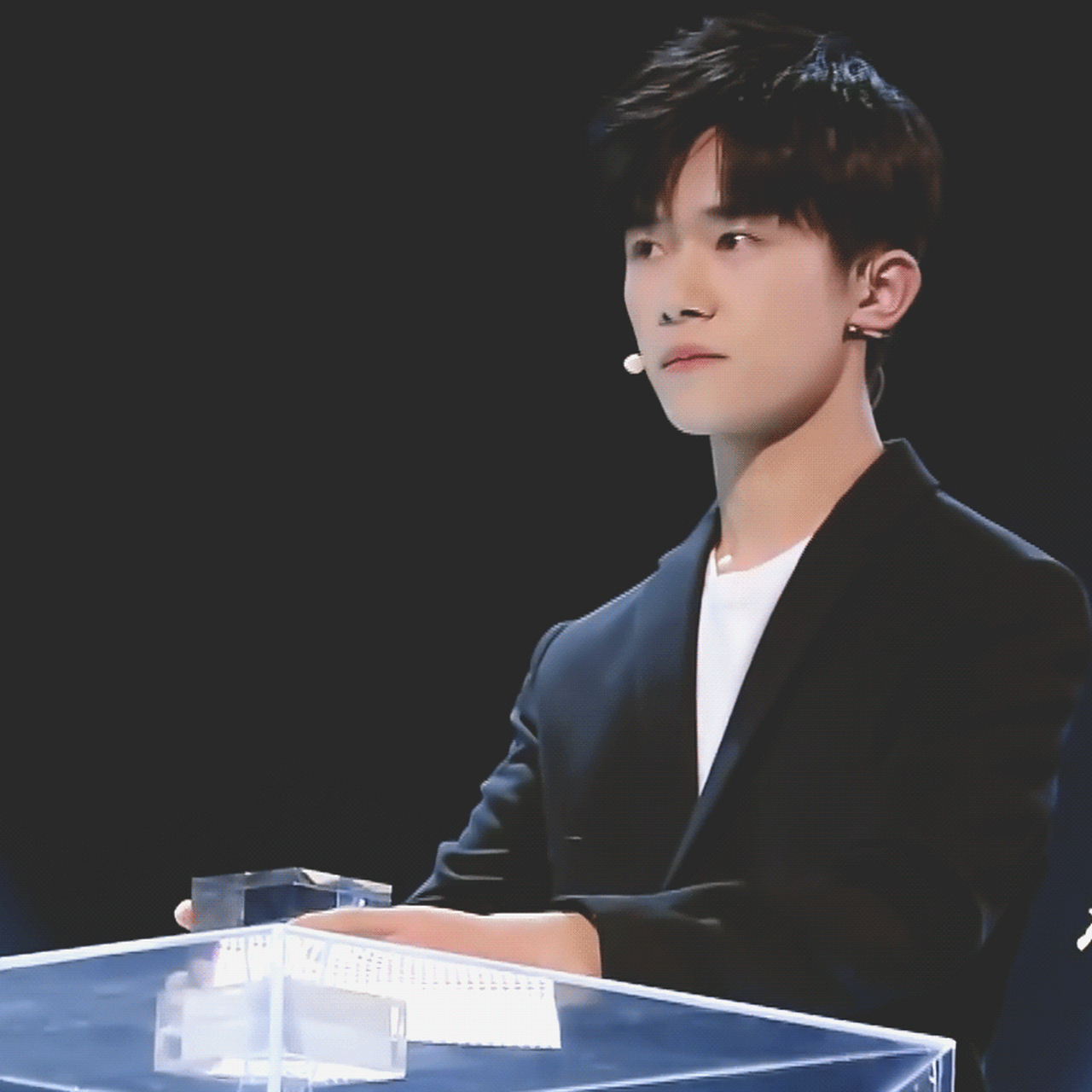 巩金国表示,易烊千玺不过才20岁,如若是自己的孩子,自己是万万舍不得