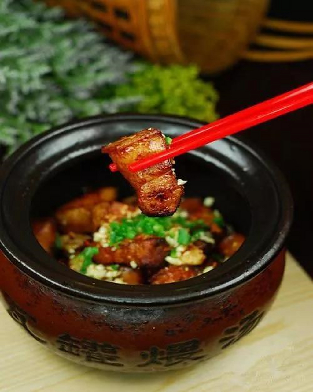 阳城肉罐肉是驰名三晋的美味佳肴,是用猪肉,羊肉或者牛肉配上小米精制