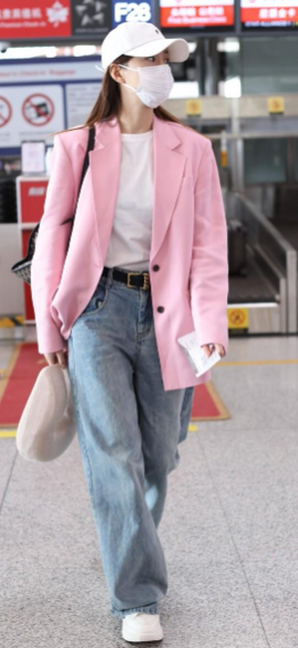 沈梦辰机场街拍,粉色西装外套 牛仔阔腿裤 棒球帽简约时尚!