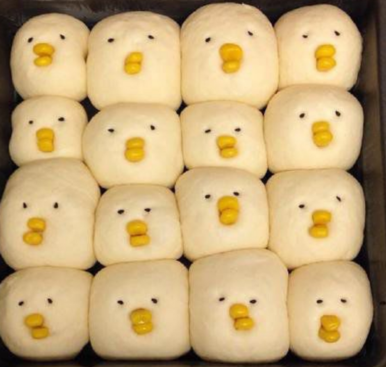 媳妇做的小黄鸡蛋糕,烤前烤后表情大不同,技艺确实不一般.