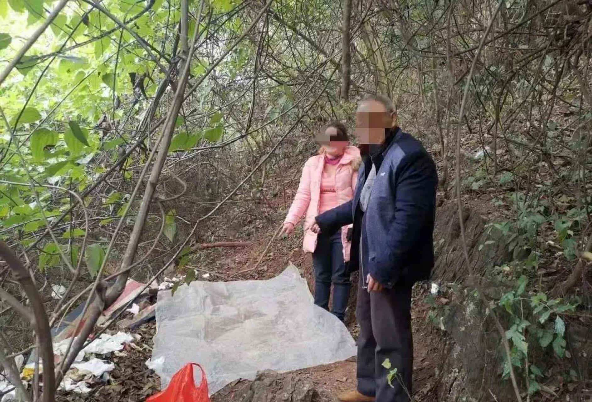 广东一大妈在小树林卖淫30块钱被抓,她哭着说:别让家里人知道!