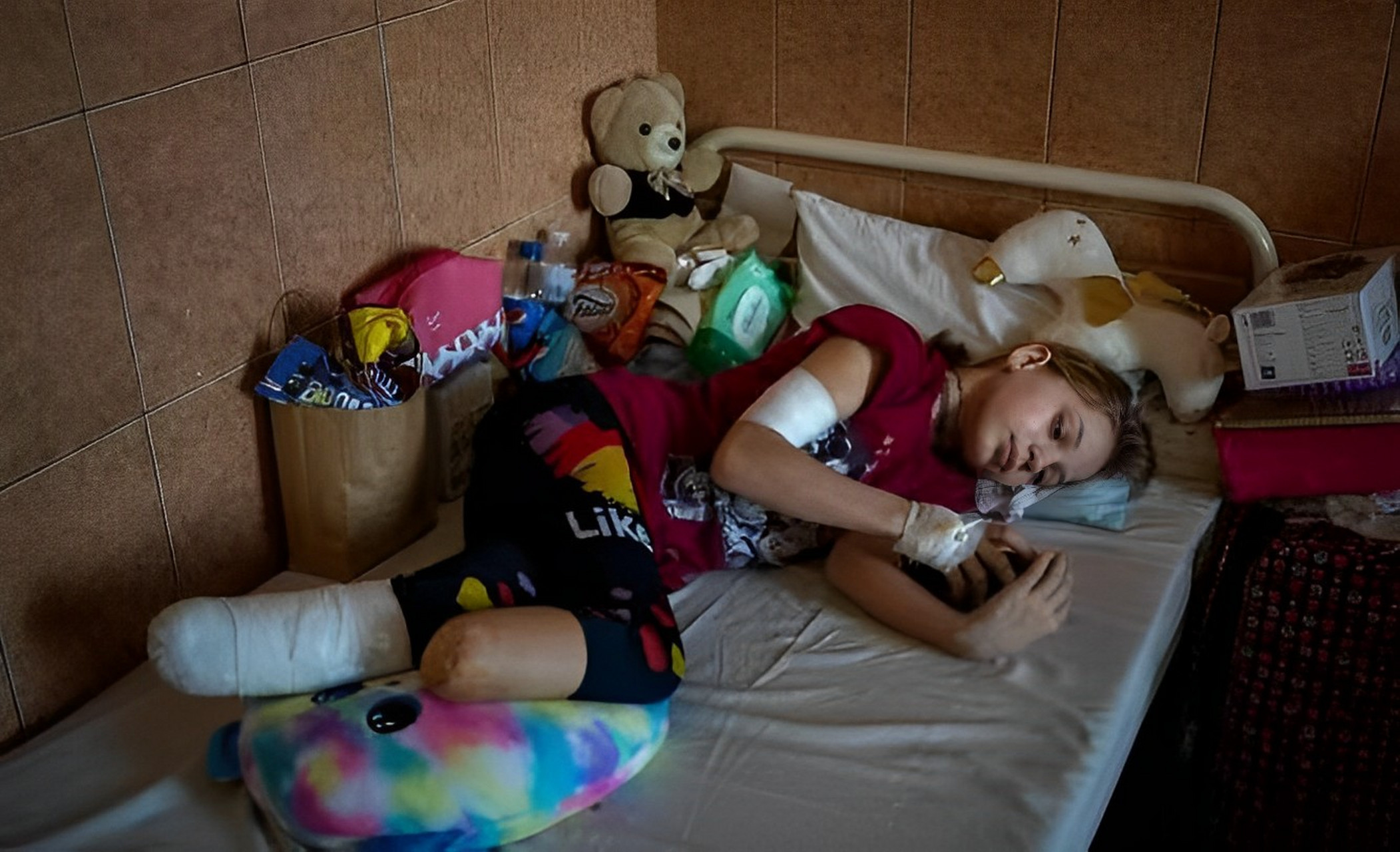 乌克兰一对母女被炸断双腿,看起来太惨了.这就是战争的残酷.