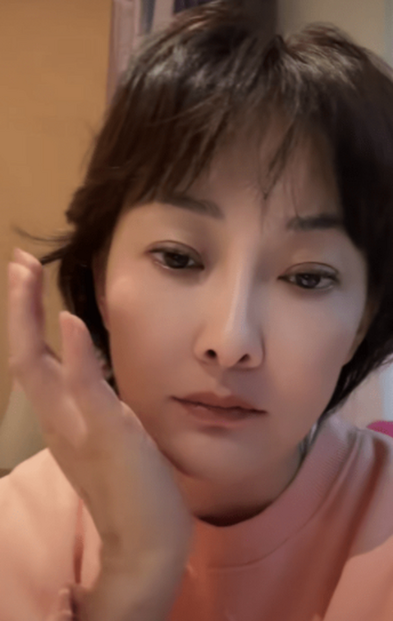 49岁牛莉整容失败,脸僵模样大变难认出,评论区沦陷