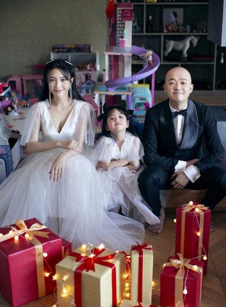 包贝尔元旦晒全家福,包文婧又哭了?