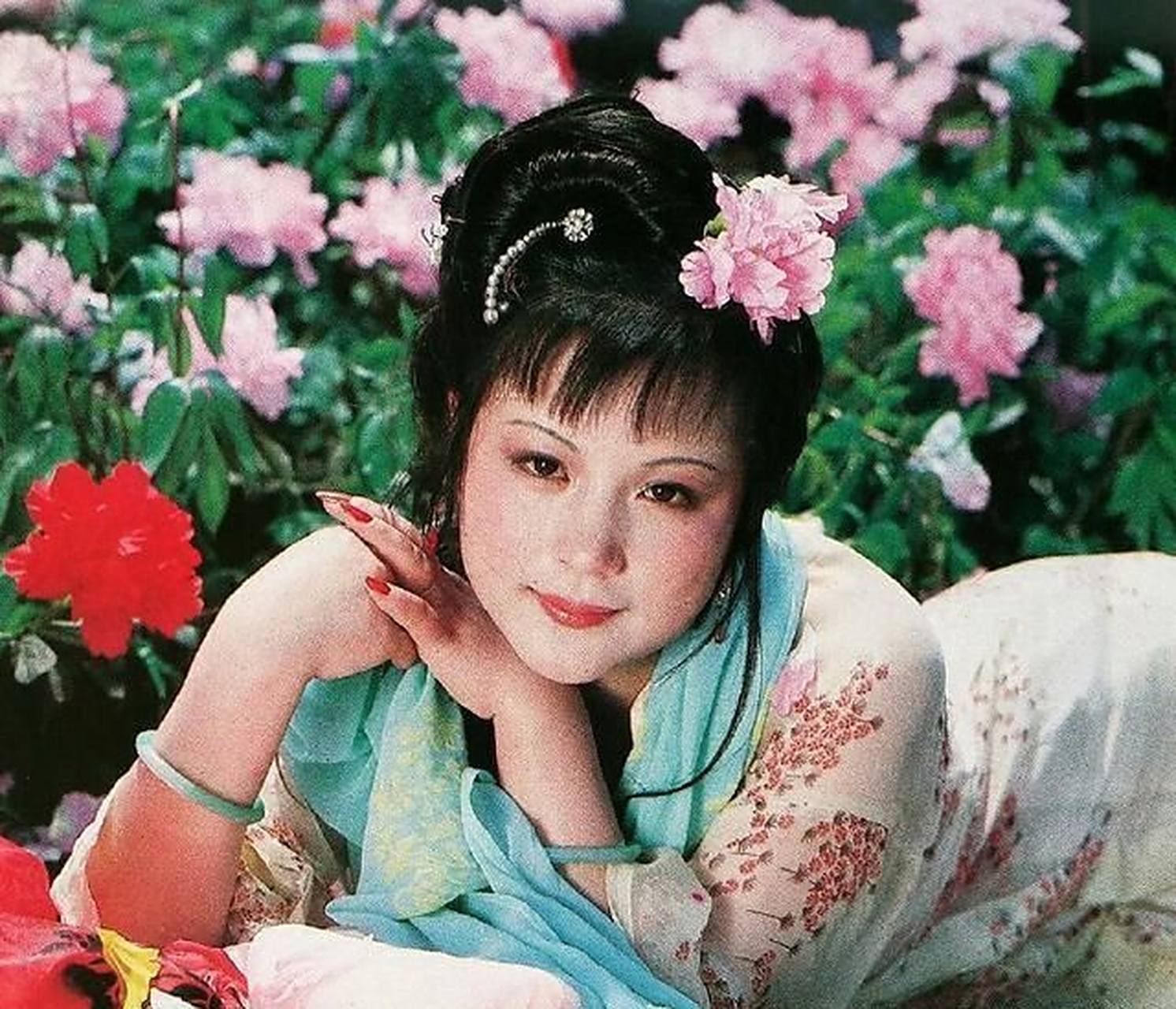 史湘云醉卧芍药裀,这幅美女春睡,突出了美和魏晋风流.