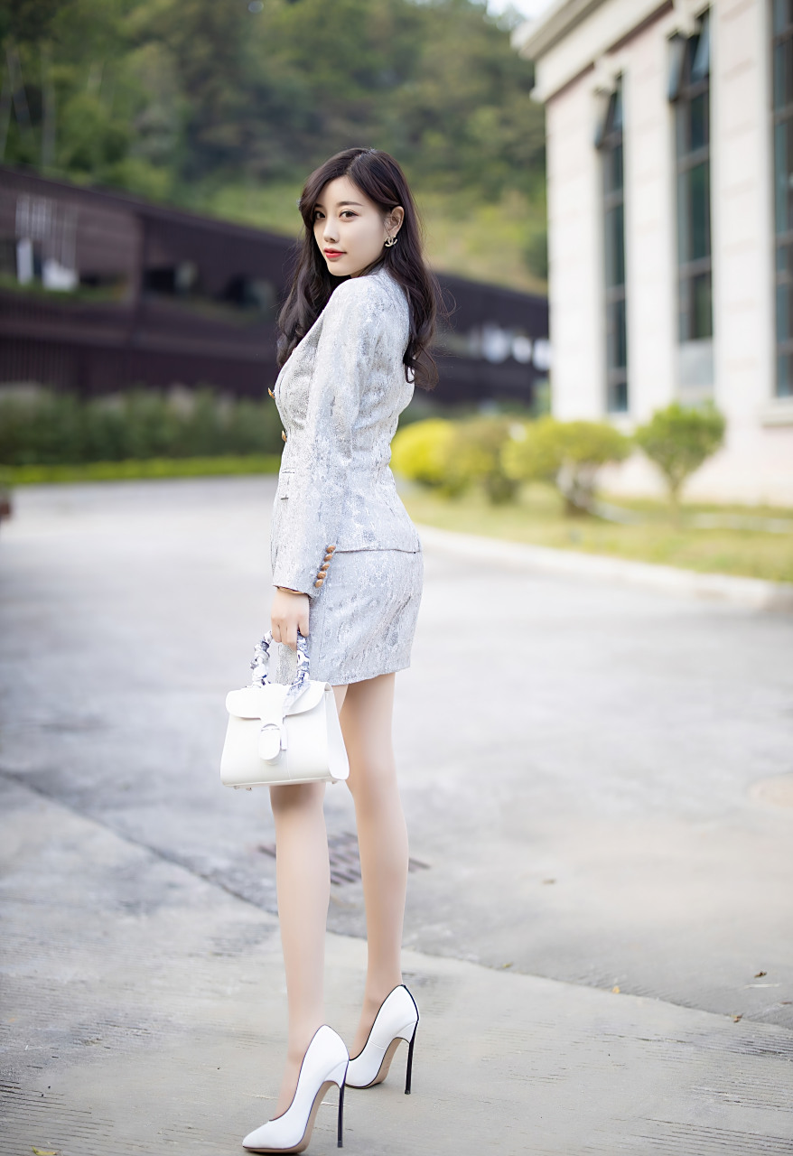 名媛气质修身半身裙搭配肉色丝袜,极致美腿修长俏丽,曼妙多姿娇躯灵动