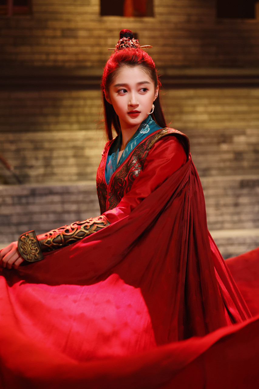 关晓彤《王牌对王牌》再现班婳造型 红衣当舞巾帼立,英姿不让须眉行.