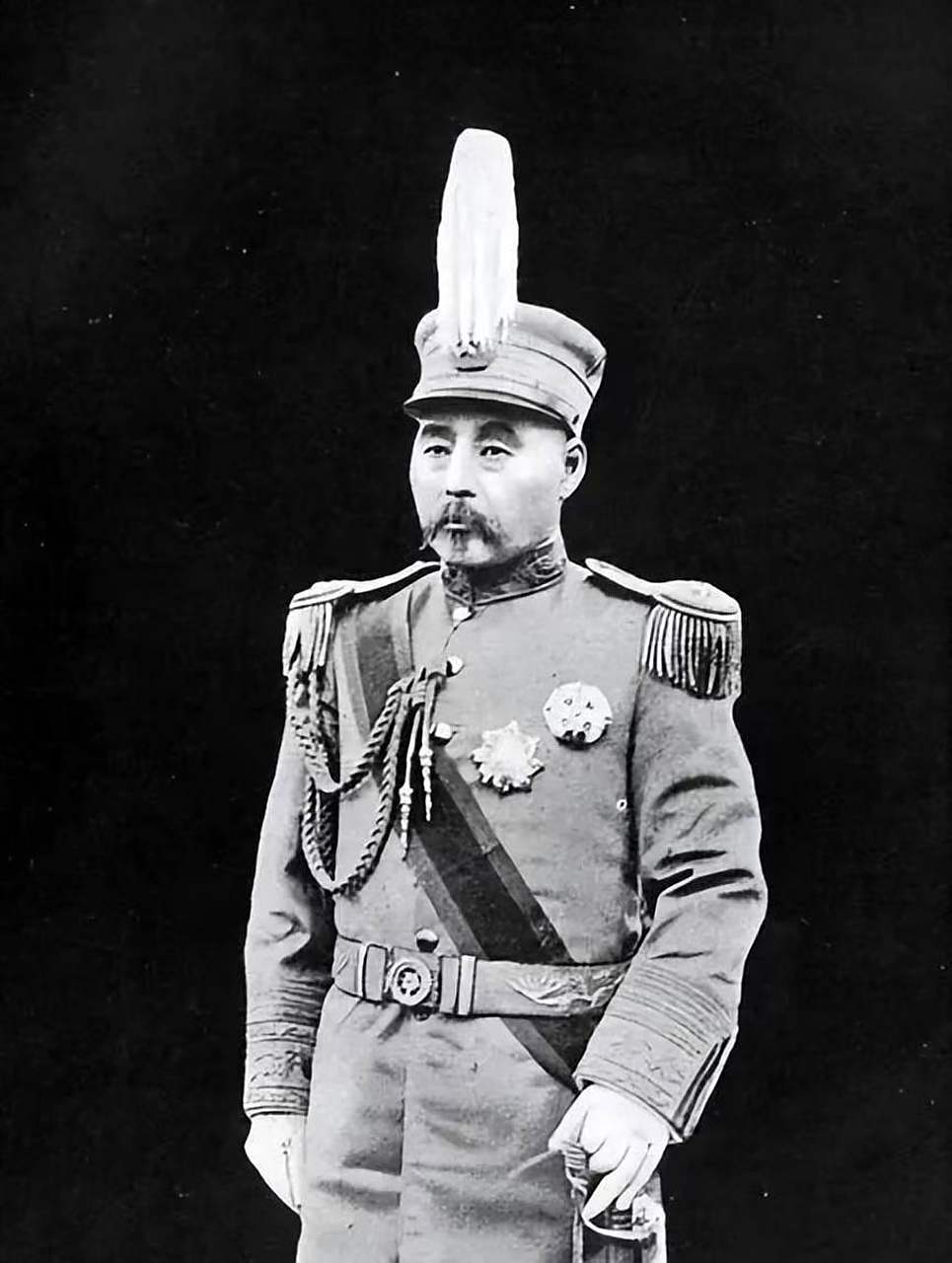 1928年,"狗肉将军"张宗昌娶了14岁的朱宝霞为第21个小妾,洞房新婚之夜