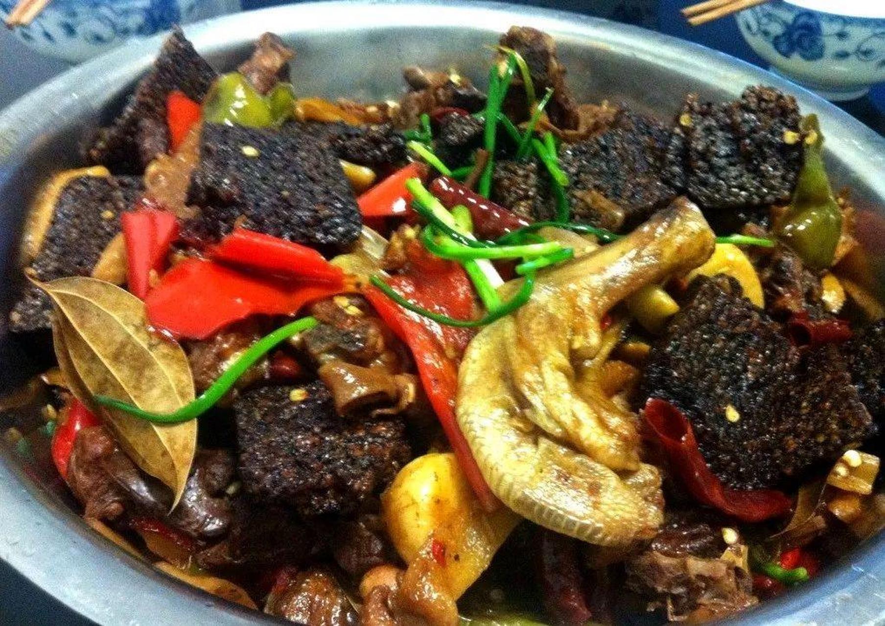 洪江血粑鸭,是洪江市的一道地方名菜.此鸭肉香酥烂,味道极好.