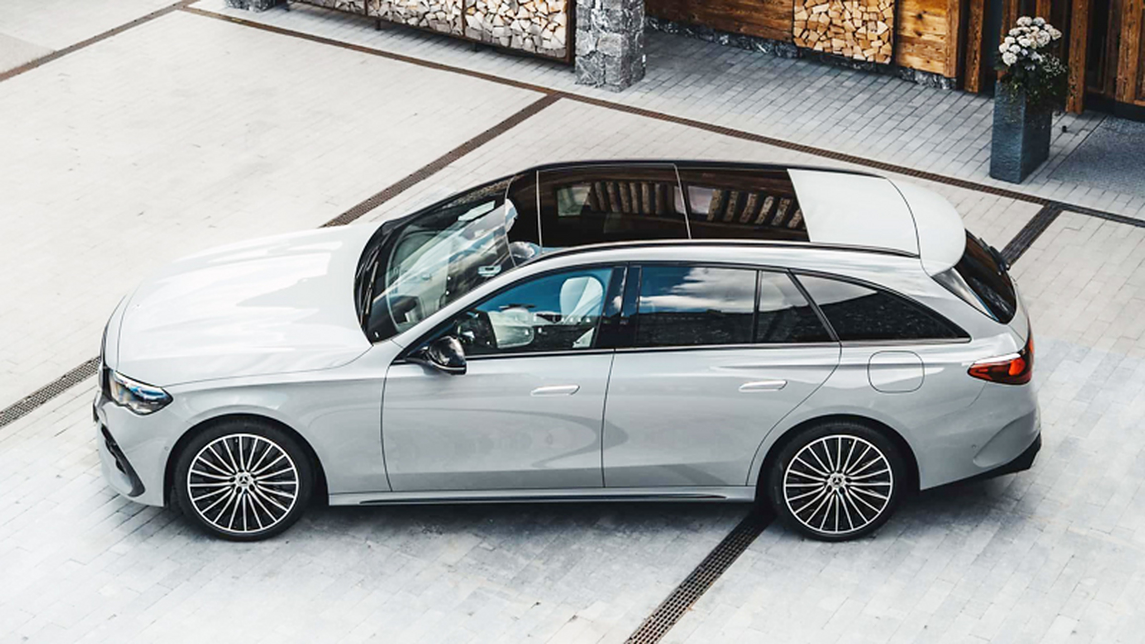 近日,奔驰发布了一组奔驰e级旅行版的官图,新车基于全新奔驰e级轿车