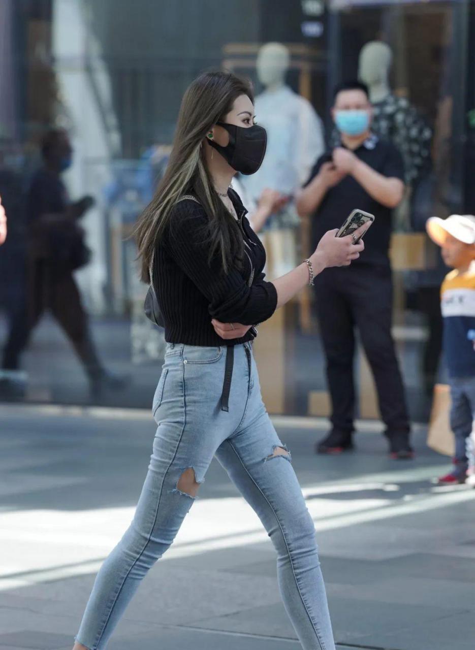 穿牛仔裤的时尚女生