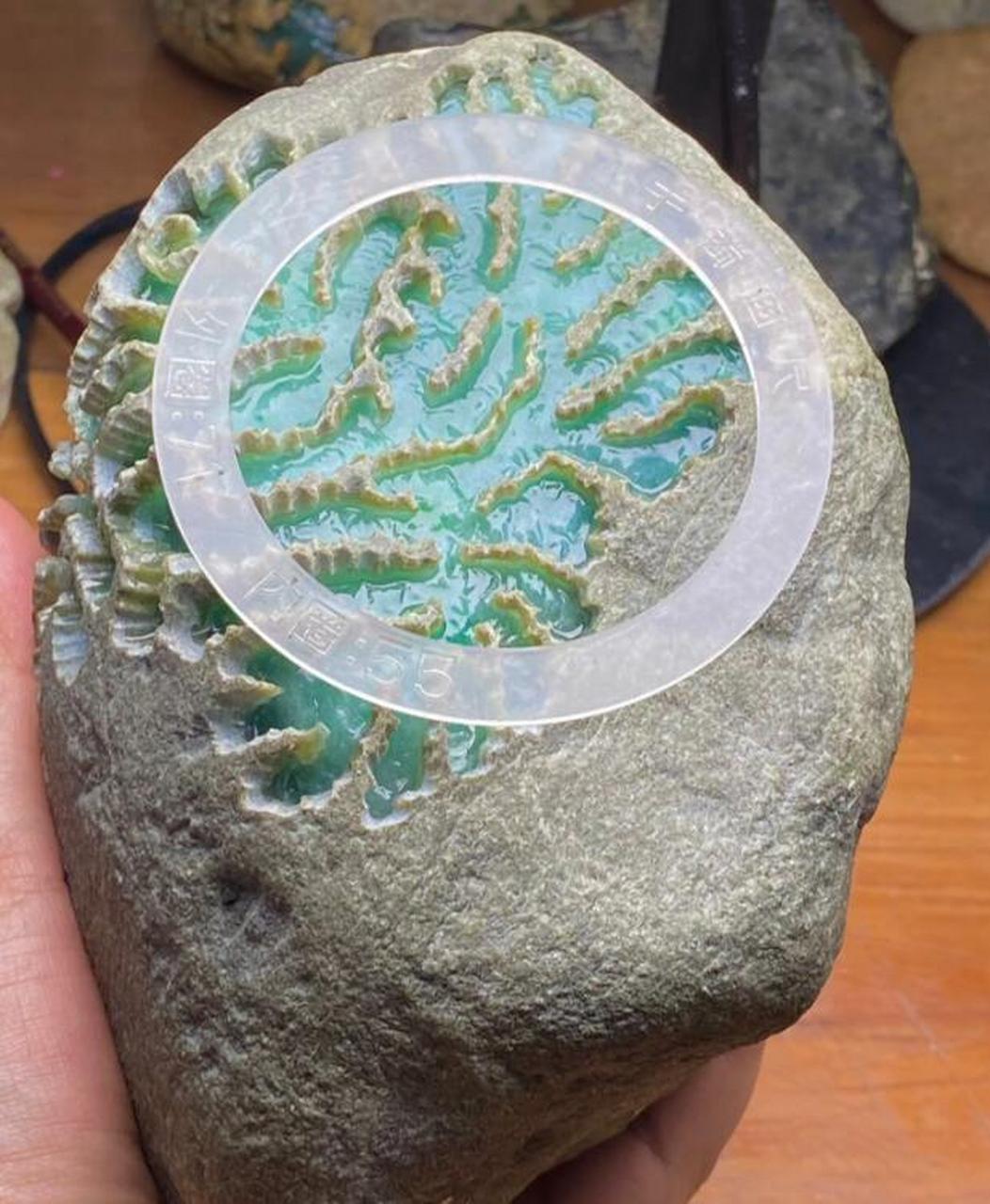 6公斤,南齐老皮壳,料形完整,开窗出色浓晴底,手镯有几条.