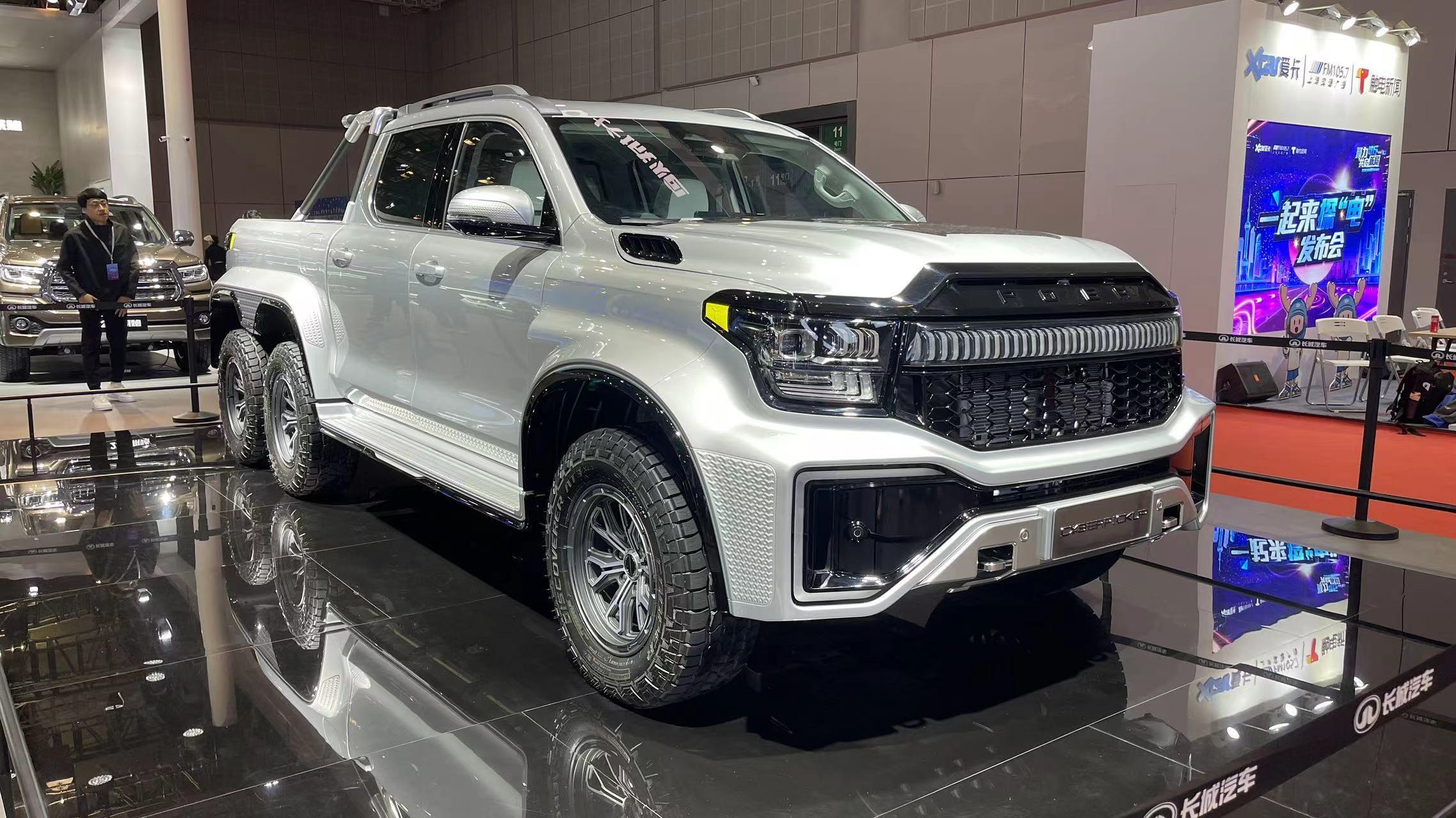 长城炮6x6皮卡亮相车展,新车外形十分霸气,采用"3轴6驱"布局,标配5把